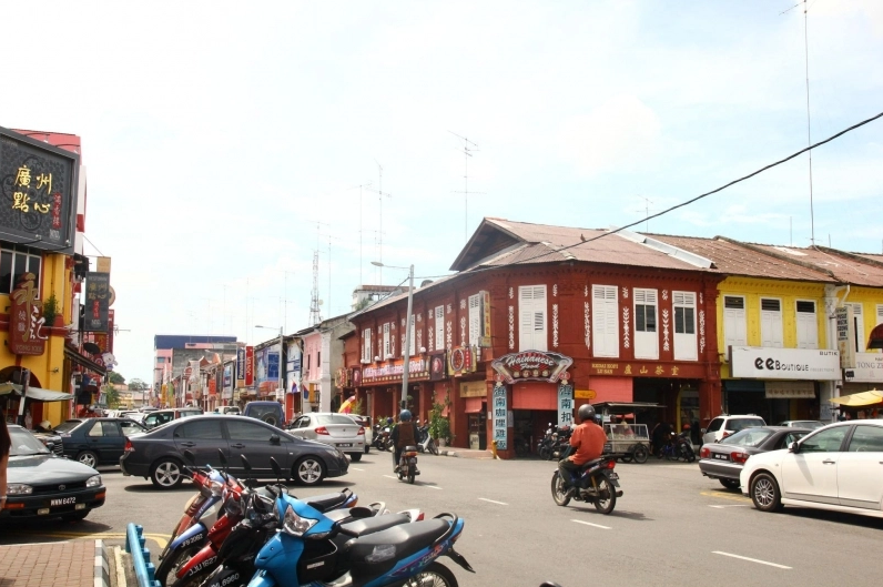 Nicholas Chan / TripZilla Pre-war buildings line the streets of Muar, Johor till today.